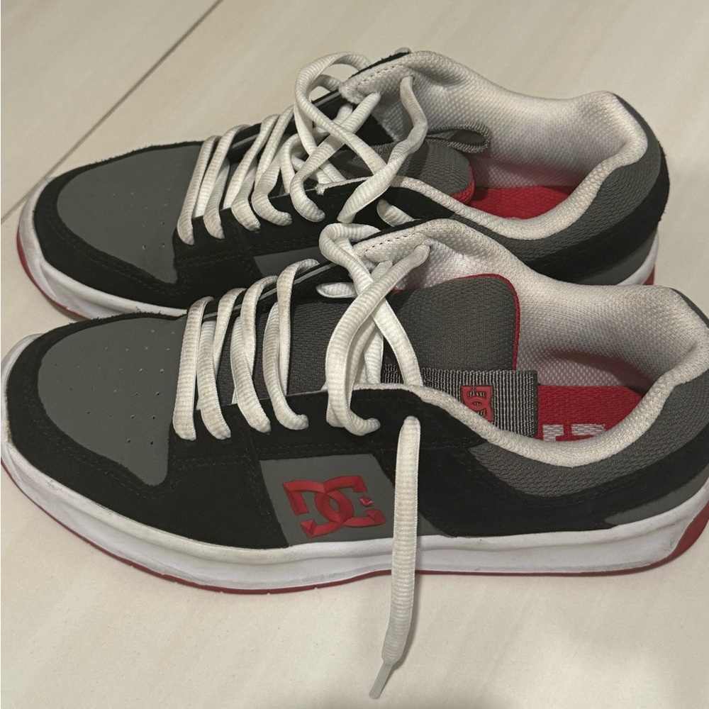 DC sneakers black, gray and red